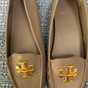 Tory Burch Everly Driver Tumbled Leather - French Gray - size 8.5